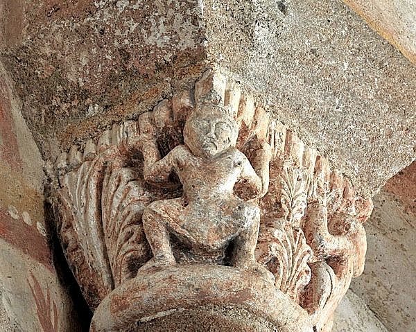 Bourgogne chapiteau église