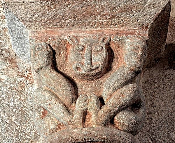 Bourgogne Gourdon chapiteau animaux fantastiques