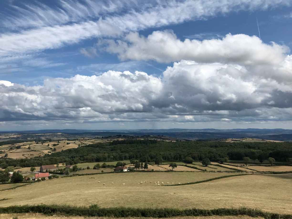Nuages sur le Mont-Saint-Vincent Bourgogne