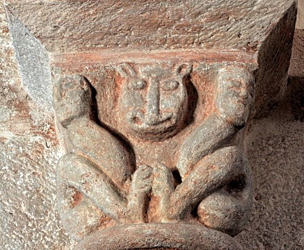 Bourgogne Gourdon chapiteau animaux fantastiques