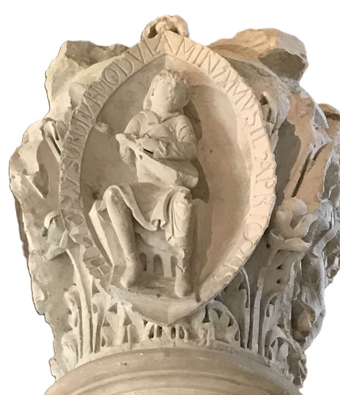 Chapiteau sculpté représentant un joueur de luth à Cluny