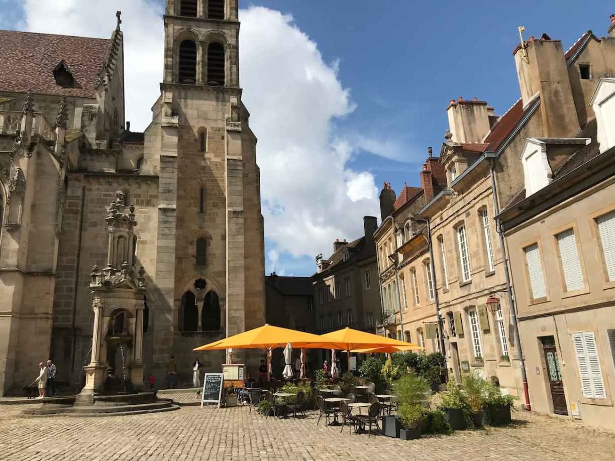 Place de la cathédrale d'Autun Bourgogne