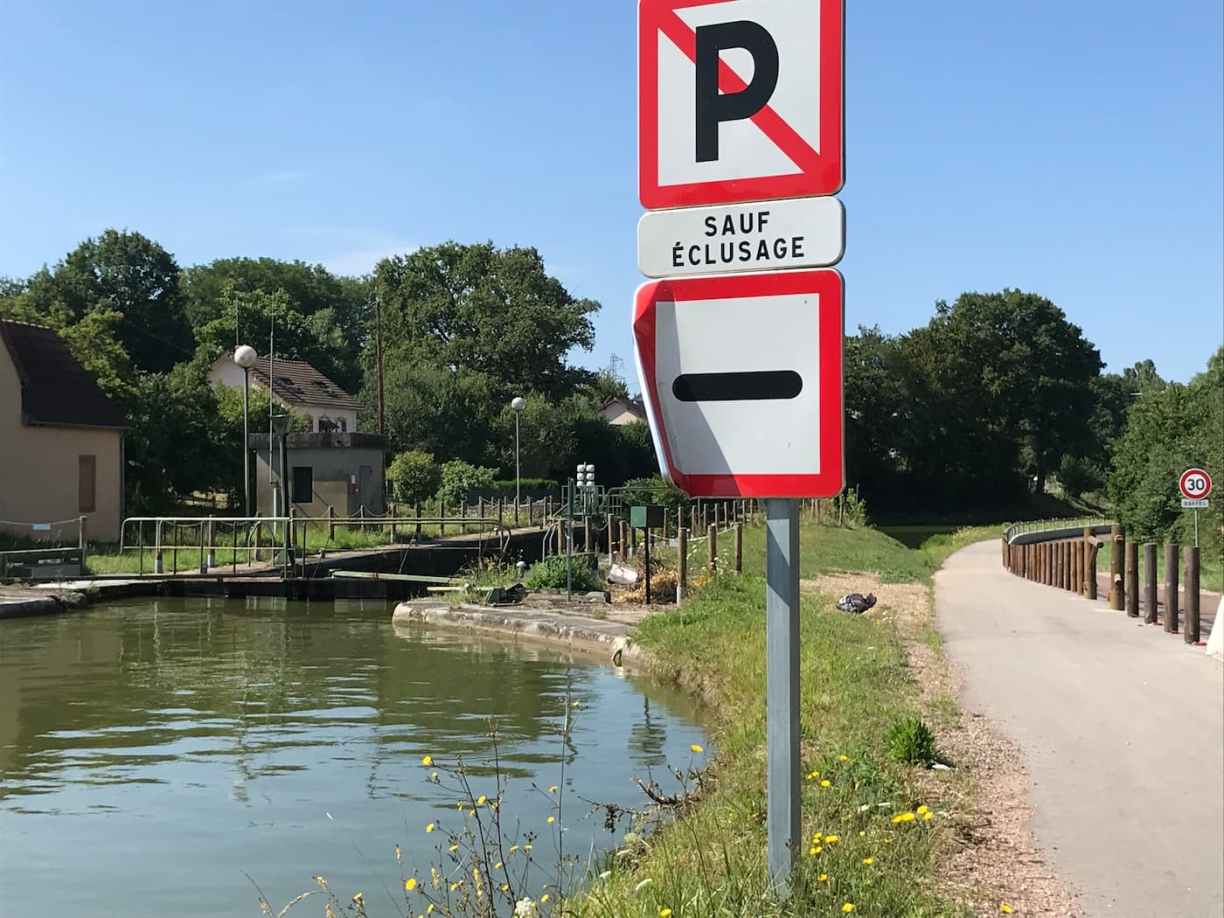 Écluse fermée sur le canal du Centre à Blanzy