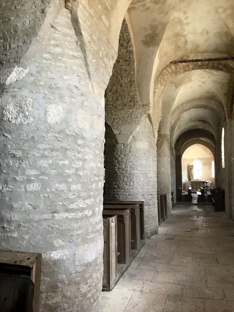 Gros piliers de l'église de Chapaize