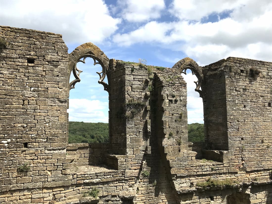 Bourgogne, salle en ruine au somment du château