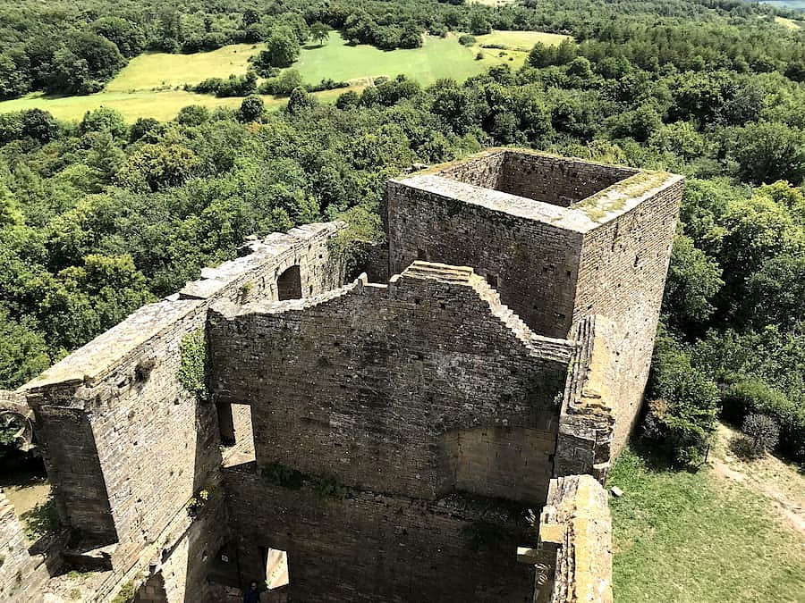 Du sommet du château de Brancion en Bourgogne, vue sur une partie du bâtiment
