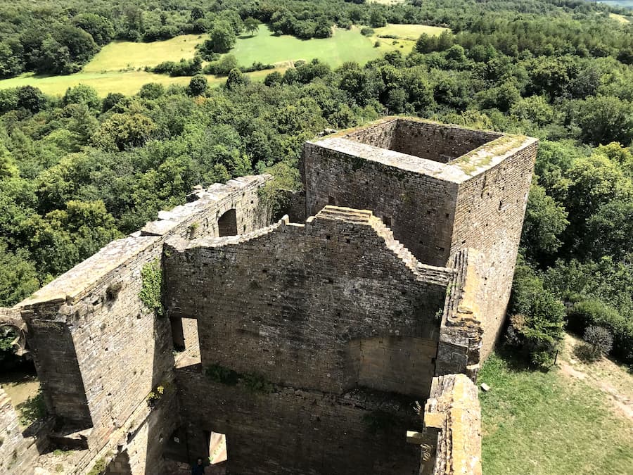 Du sommet du château de Brancion en Bourgogne, vue sur une partie du bâtiment