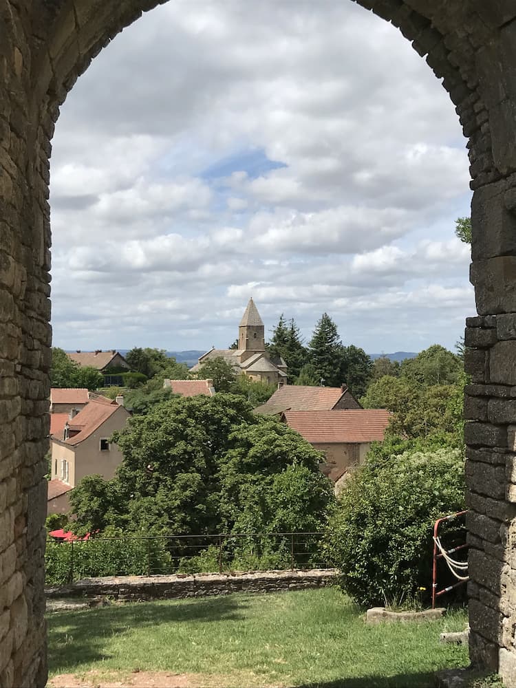 Bourgogne Brancion : vue sur la chapelle