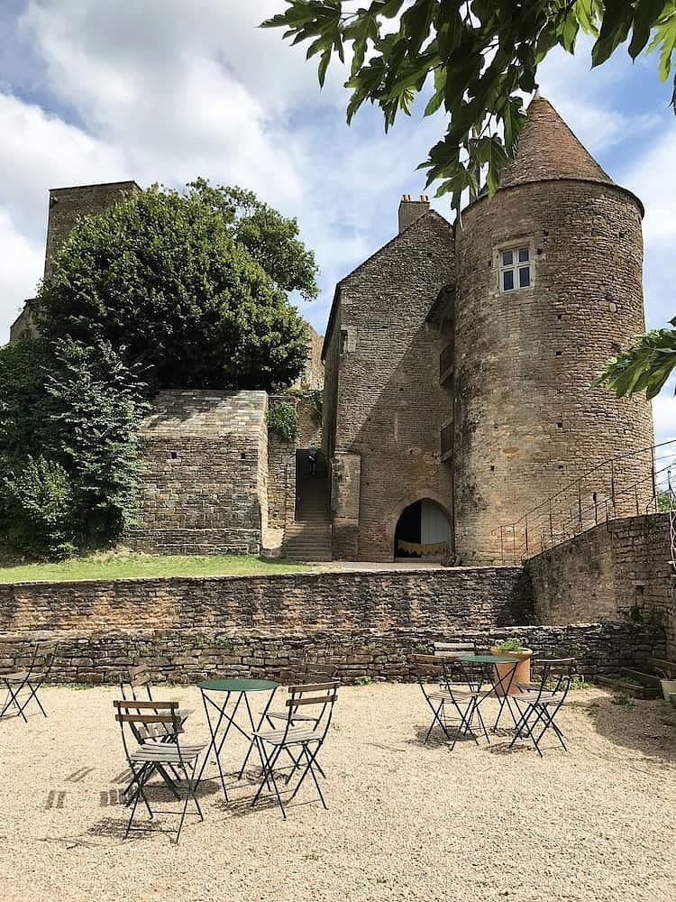 Cour du château de Brancion Bourgogne