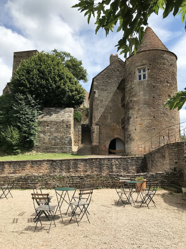 Cour du chateau de Brancion Bourgogne
