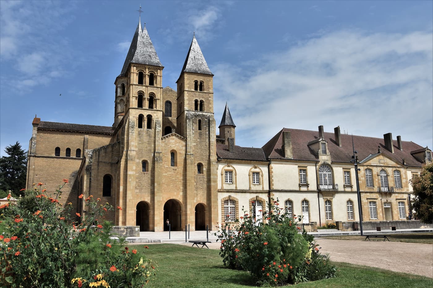 Façade romane de la la basilique de Paray-le-Monial