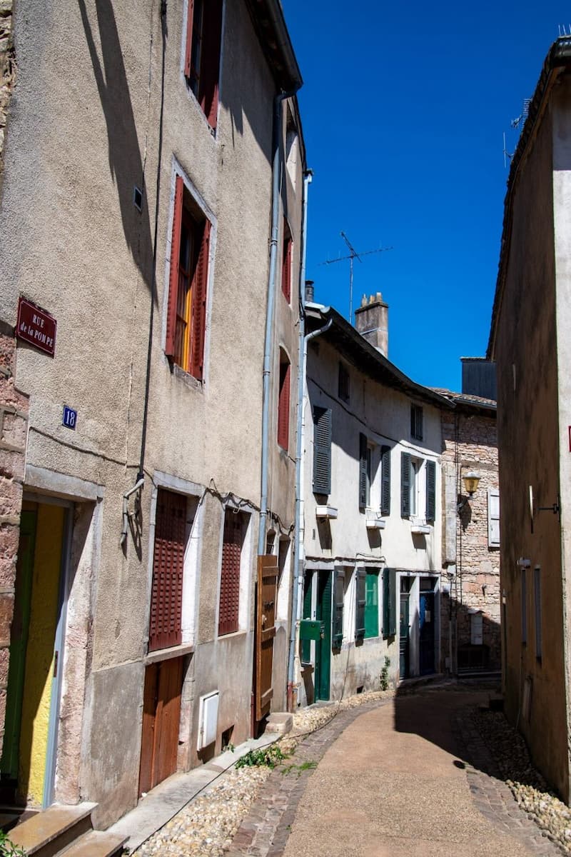 Bourgogne Rue étroite de la vieille ville de Tournus