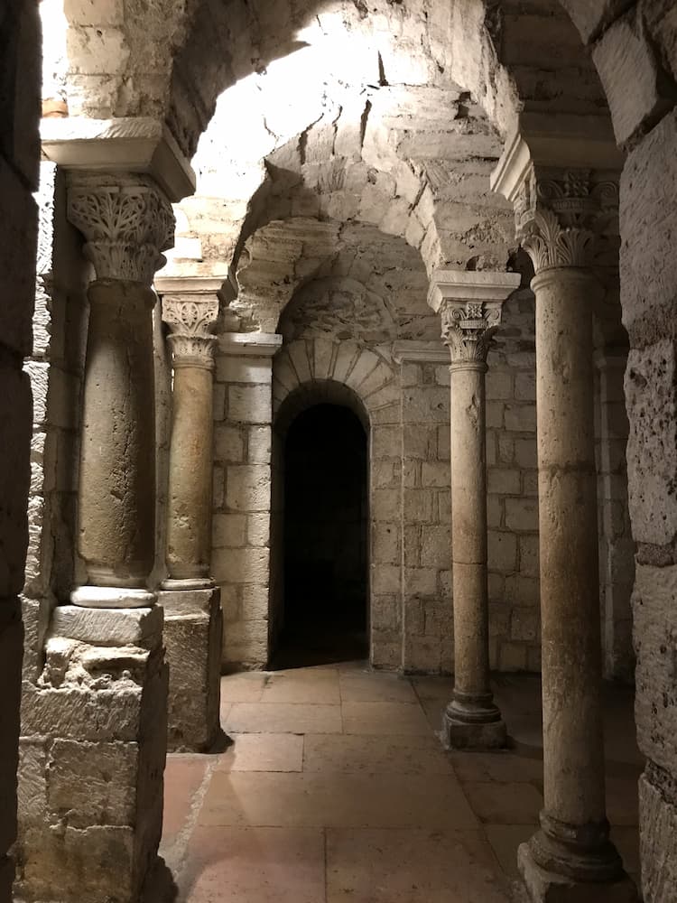 Piliers de la crypte de l'abbatiale de Tournus