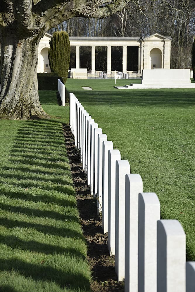 Stèles cimetière britannique Bayeux Normandie 
