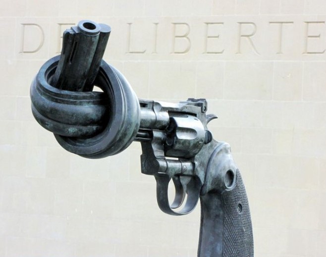 Normandie Caen Sculpture du revolver noué