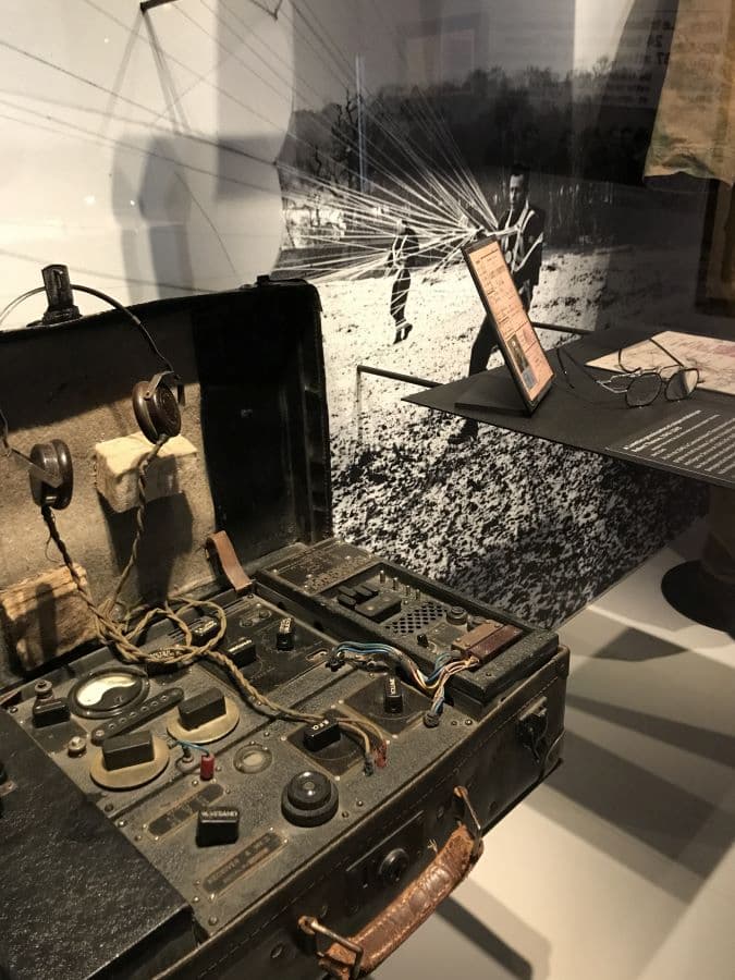 Poste de radio clandestin au Mémorial de Caen