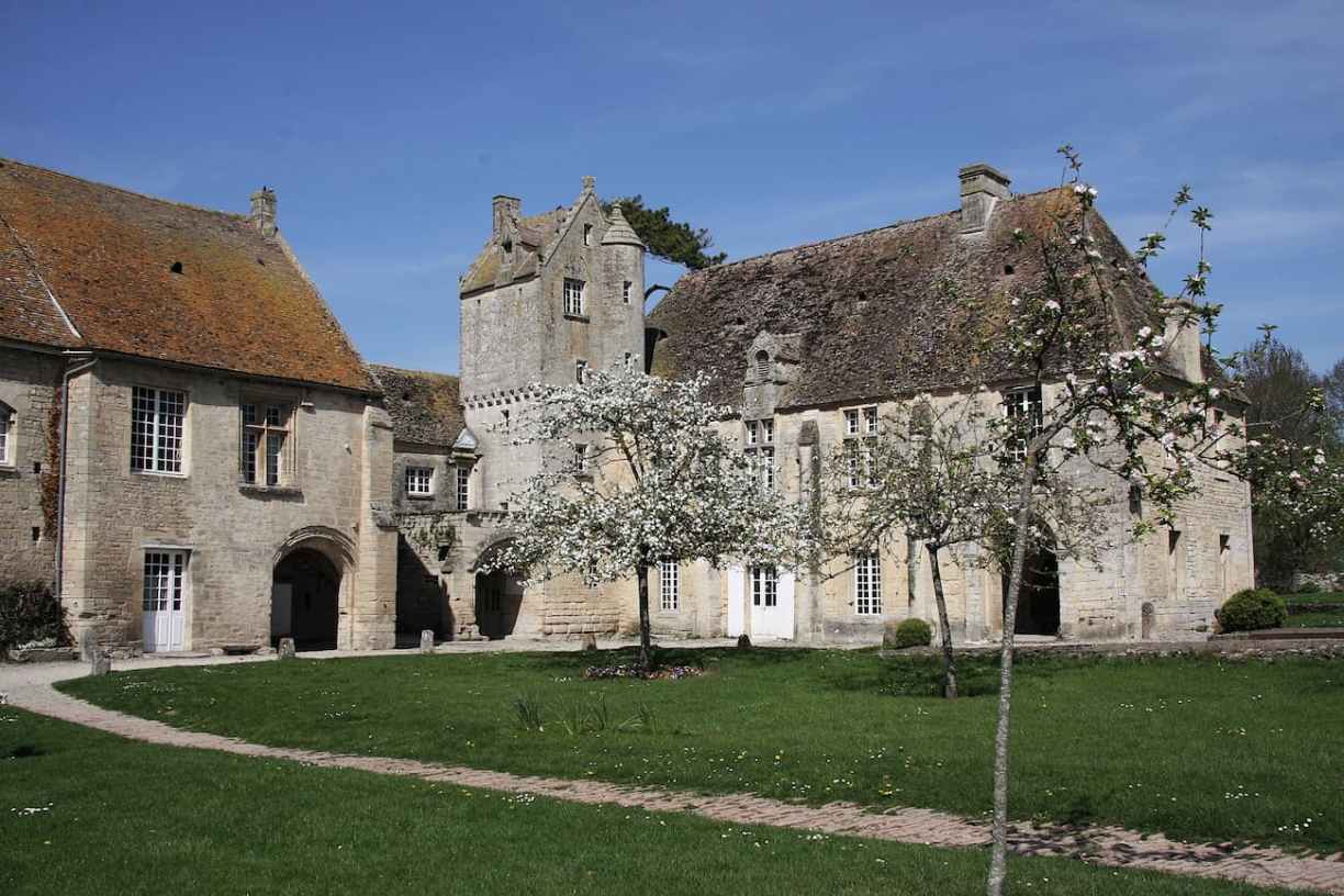 Cour prieuré de Brécy en Normandie 