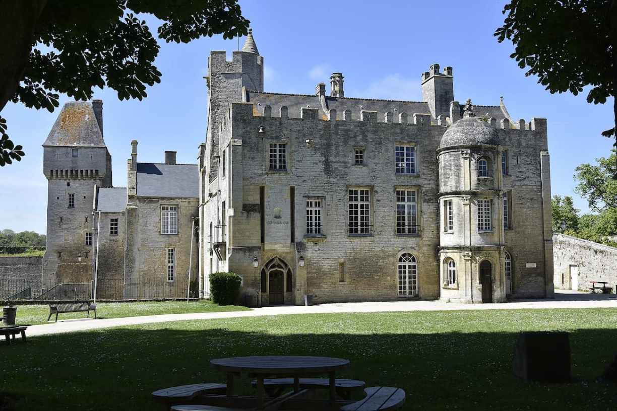 Normandie le château de Creully et ses multiples tours