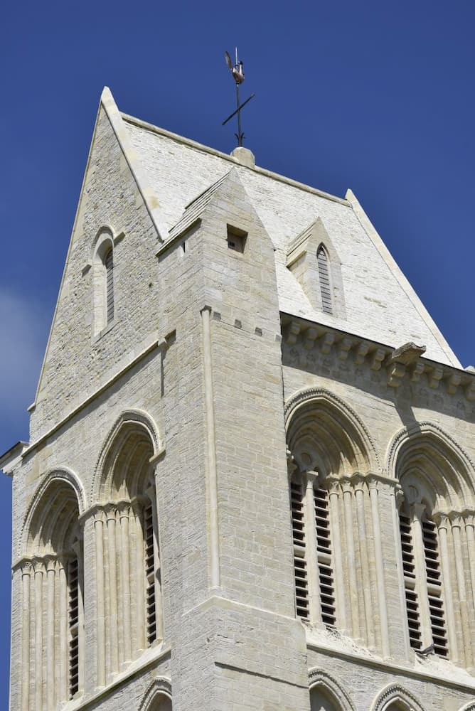 Normandie Villiers-le-sec et son clocher tout blanc
