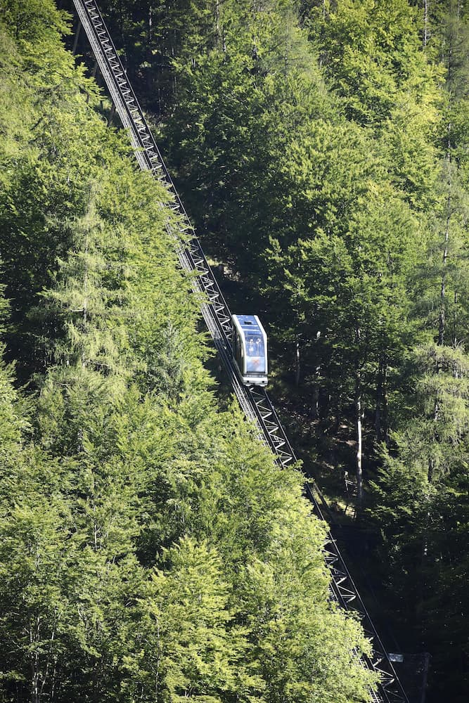 Funiculaire montant à la mine de sel d'Hallstatt en Autriche 