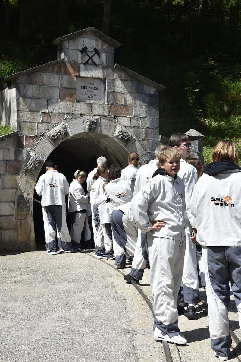 Touristes entrant dans la mine de sel d'Hallstatt en Autriche 