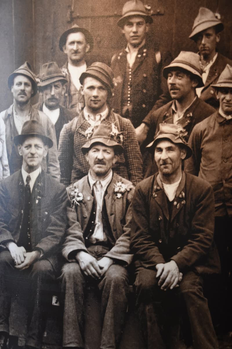 Mineurs de la mine de sel d'Hallstatt en Autriche 