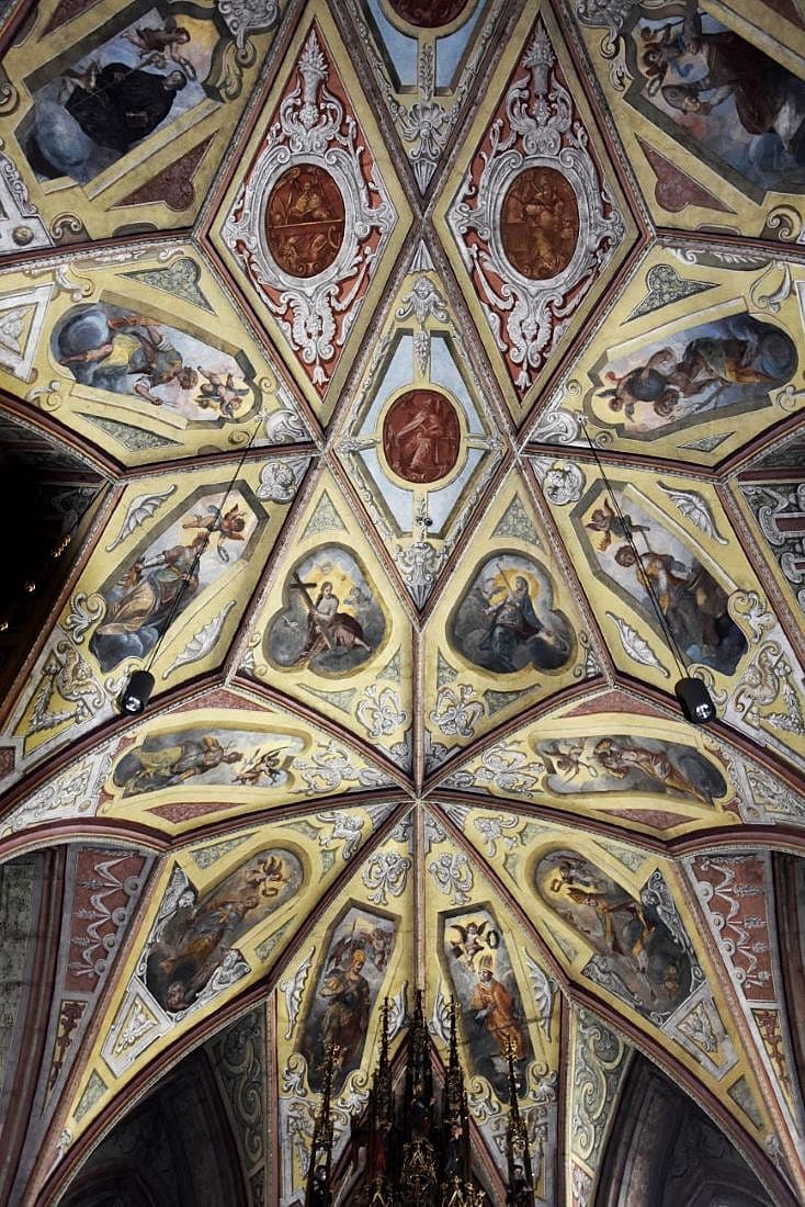 Riche décoration du plafond de l'église