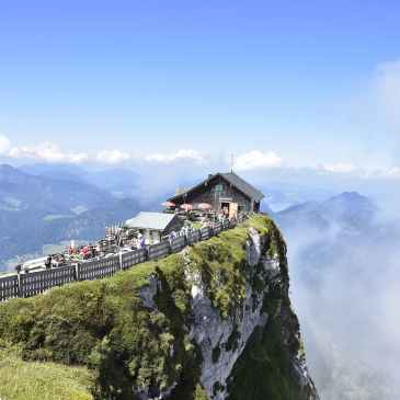 En été, les touristes se pressent au sommet du Schafberg en Autriche