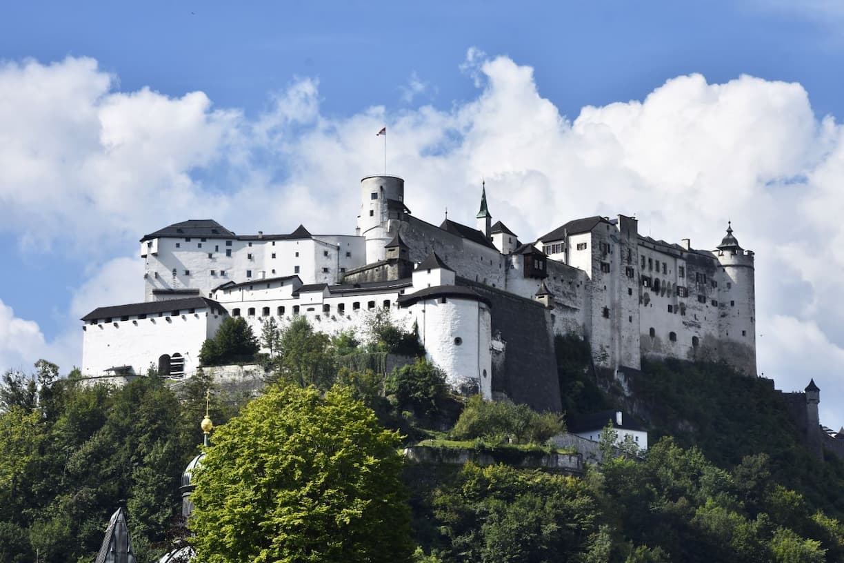 La forteresse de Salzburg et sa silhouette blanche