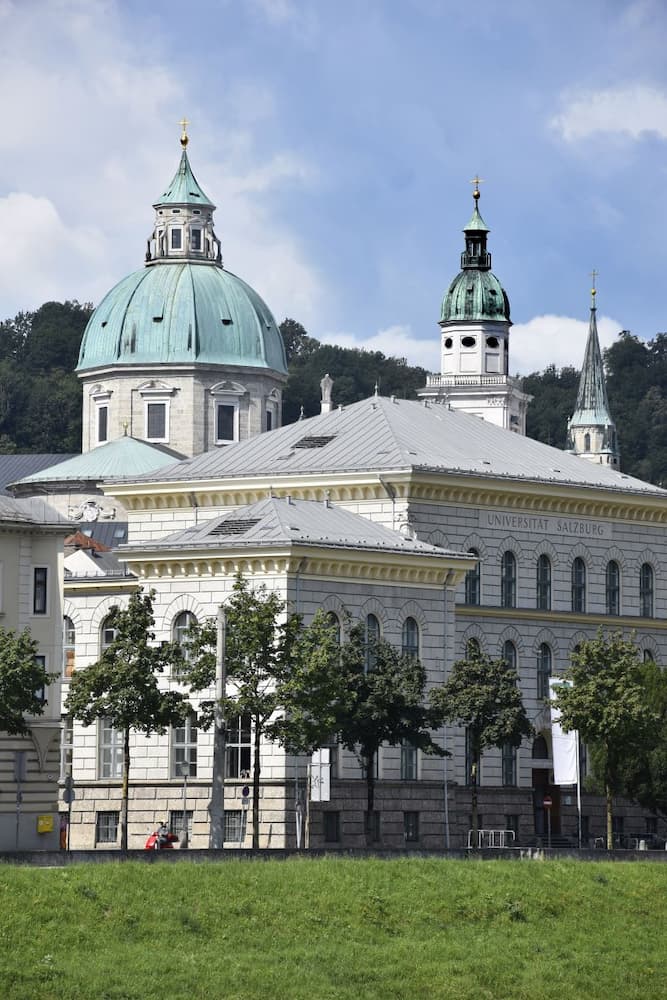 Églises et leurs coupoles vues depuis l'autre rive