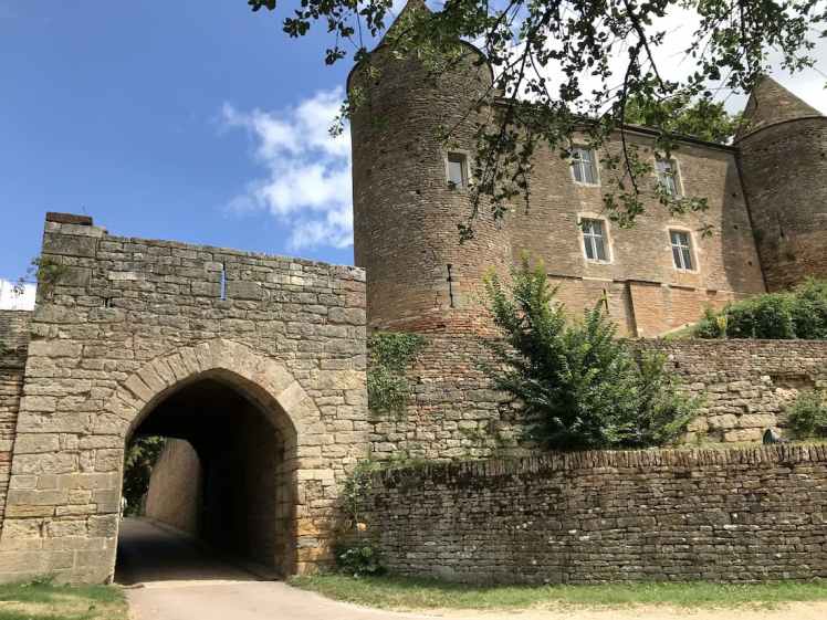 Bourgogne Brancion : l'entrée du château