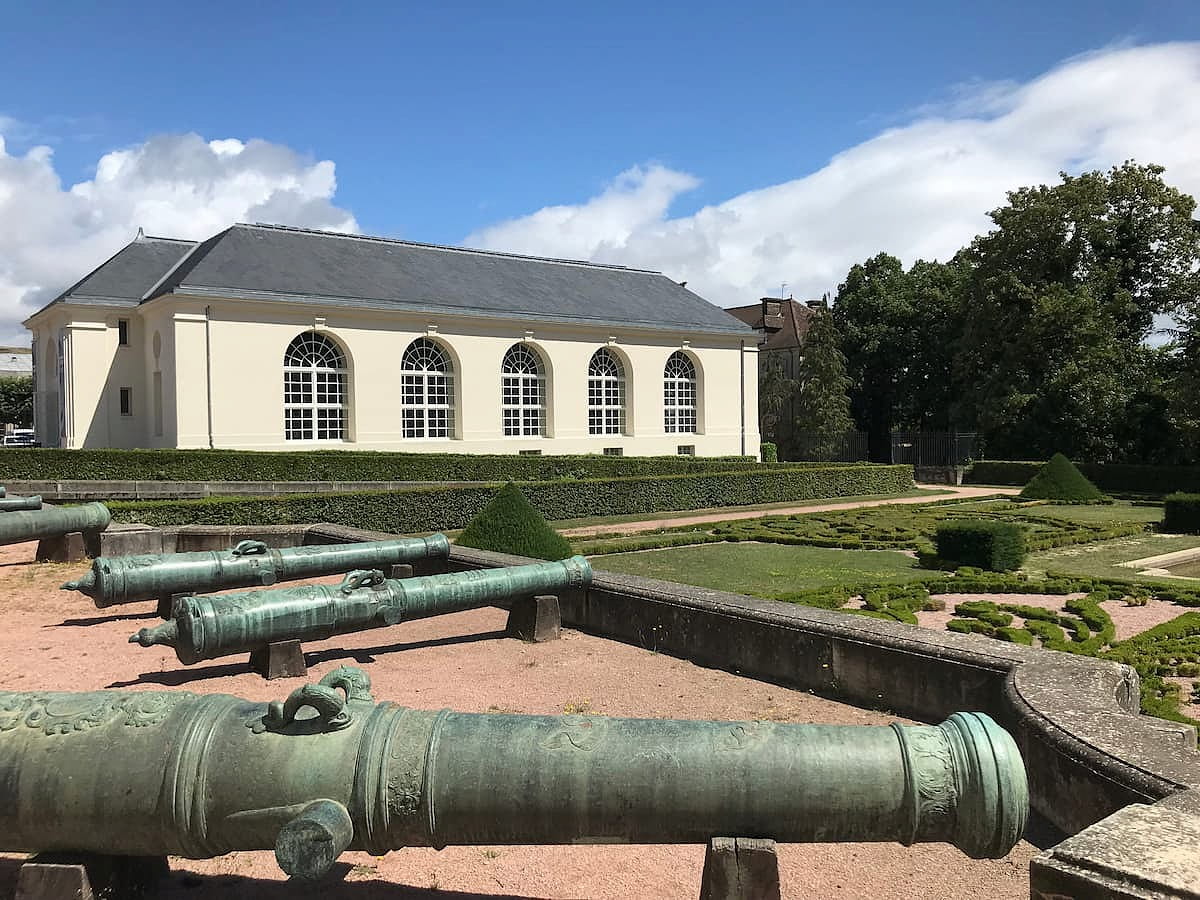 Le Creusot : canons Schneider dans le parc du château de la Verrière