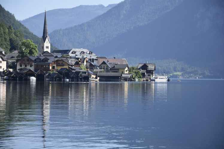 Hallstatt la ville s'avance sur le lac