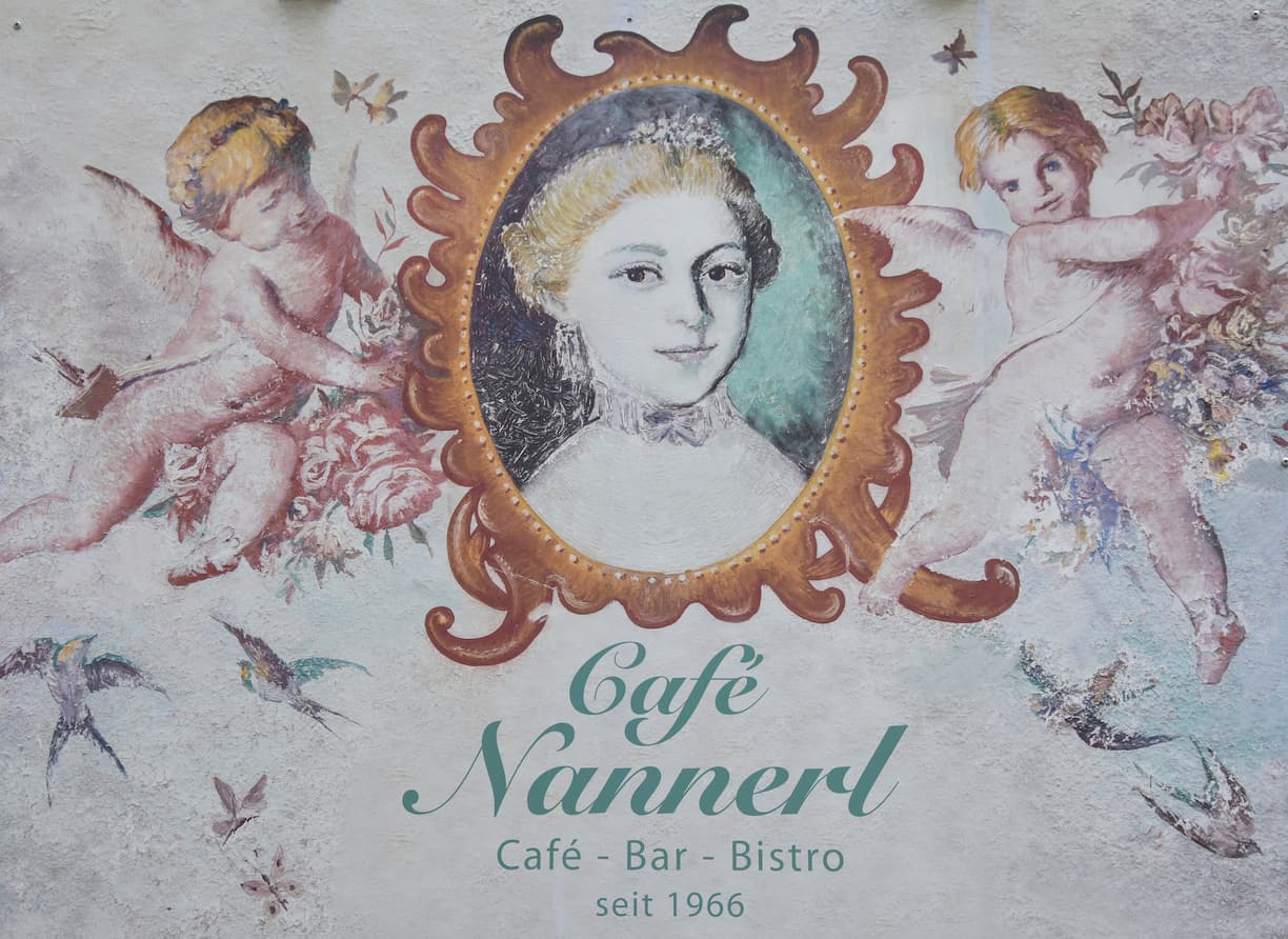 À Saint-Gilden, enseigne d'un café illustrée d'un protrait de la soeur de Mozart