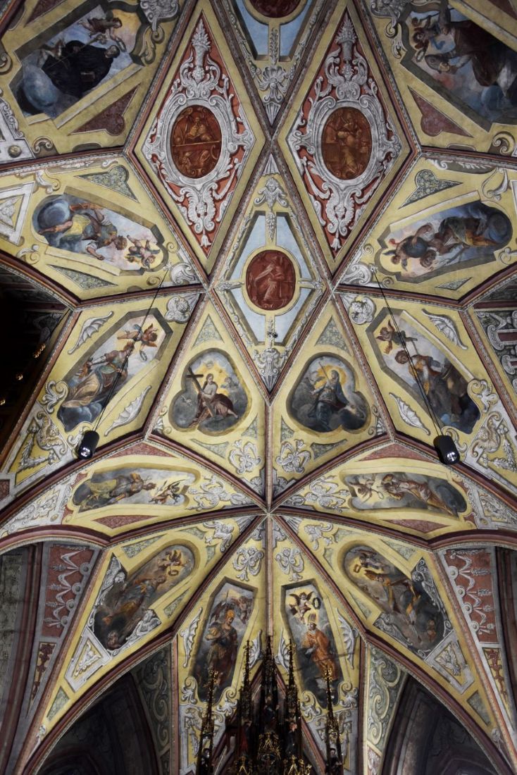 Riche décoration du plafond de l'église