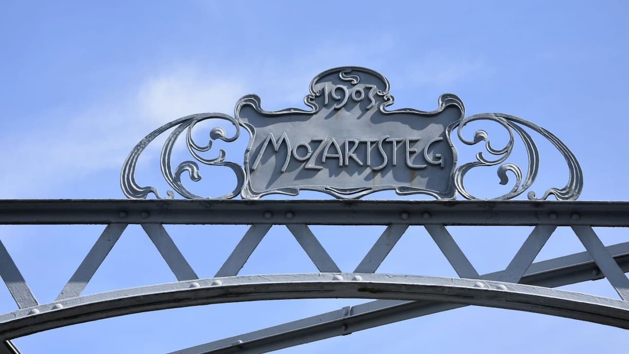 Le pont Mozartsteg à  Salzburg Autriche 