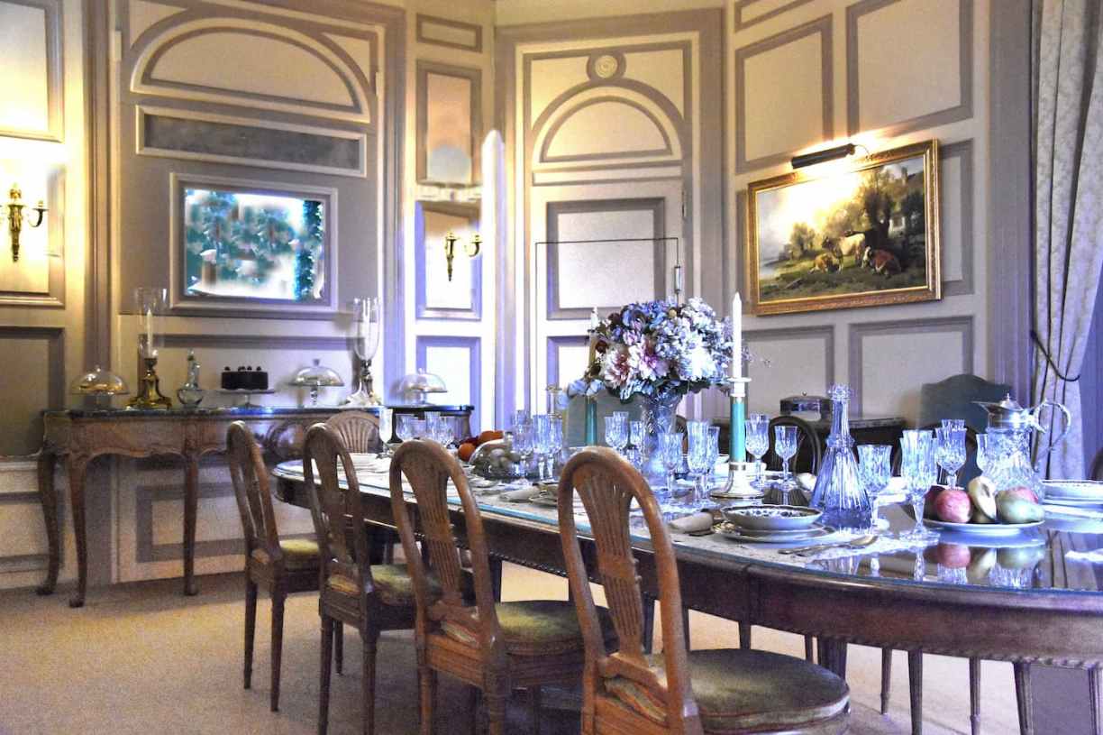 Salle à manger au Manoir de Ban, maison de Charlie Chaplin