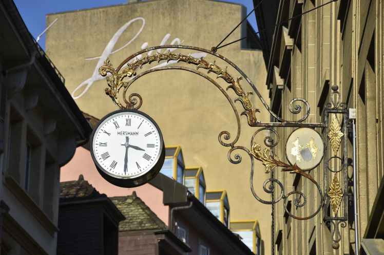 Une énorme pendule marque l'entrée dans le centre historique de Vevey