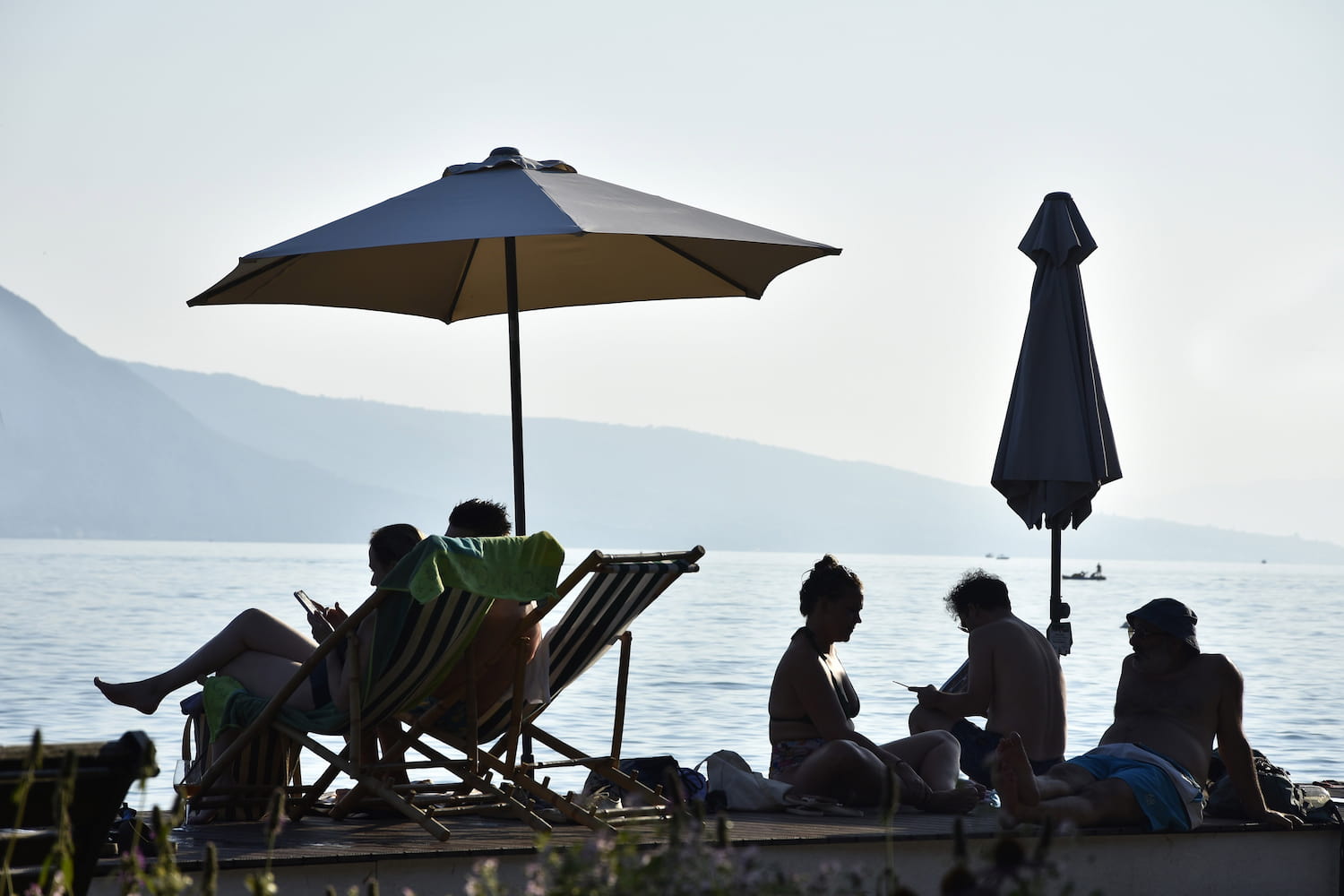 Scène en contre-jour d'une fin de journée au bord du lac de Genève à Vevey