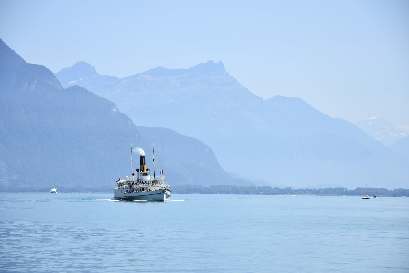 Vevey : bateau à roue sur le lac de Genève