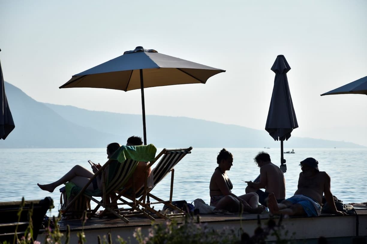 Scène en contre-jour d'une fin de journée au bord du lac de Genève à Vevey