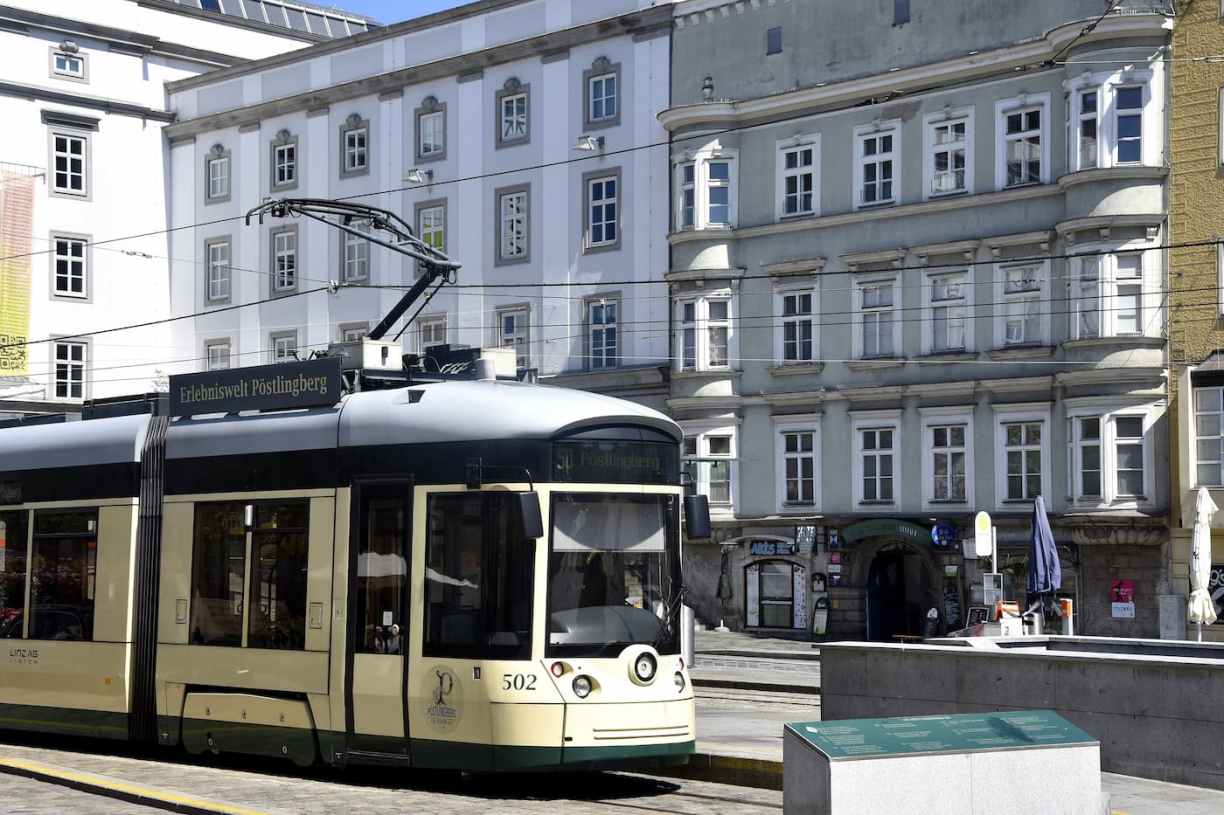 Autriche : vieux tram de Linz sur la Hauptplatz 