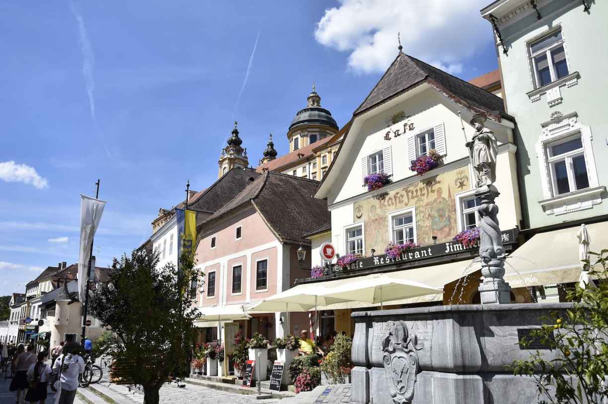 Les chalets de la place centrale de Melk en Autriche