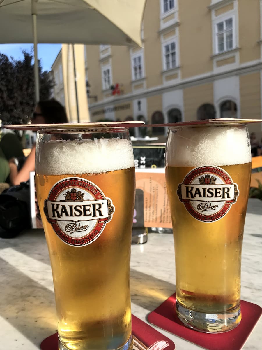 Bière sur la place de Melk au bord du Danube