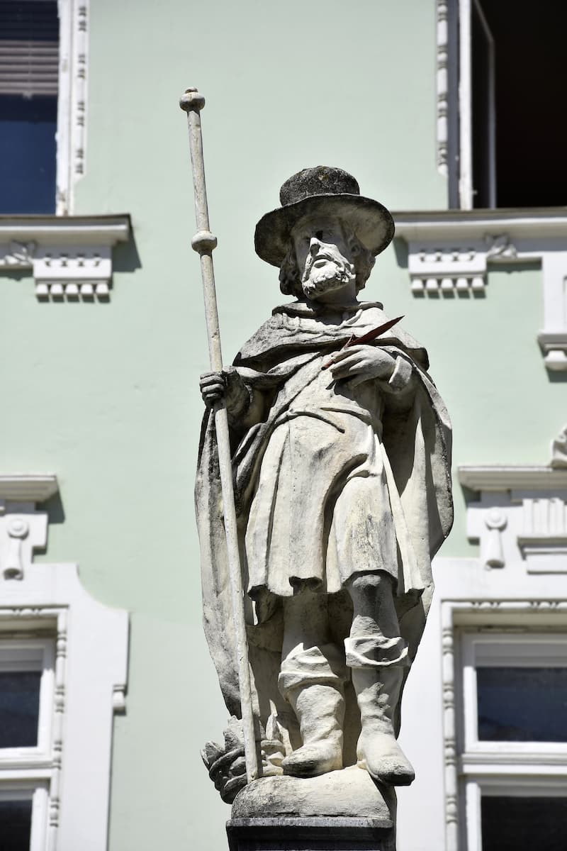 Melk en Autriche : la place et sa statue de pèlerin