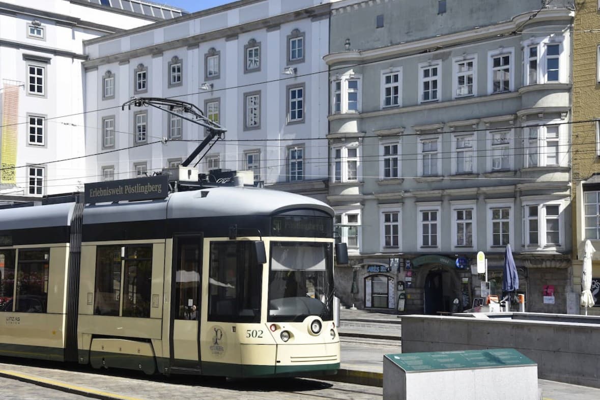 Un tram jaune traverse la Grand Place de Linz