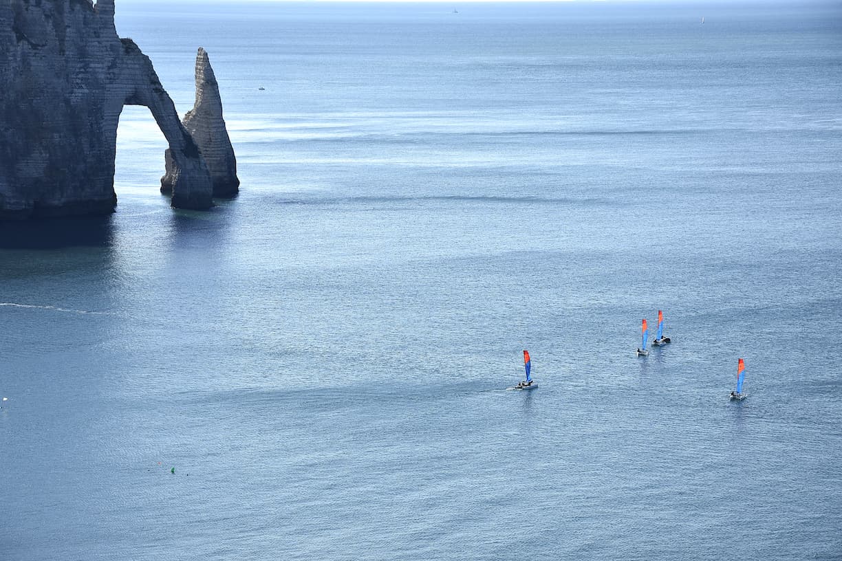 Normandie voilier au large d'Étretat