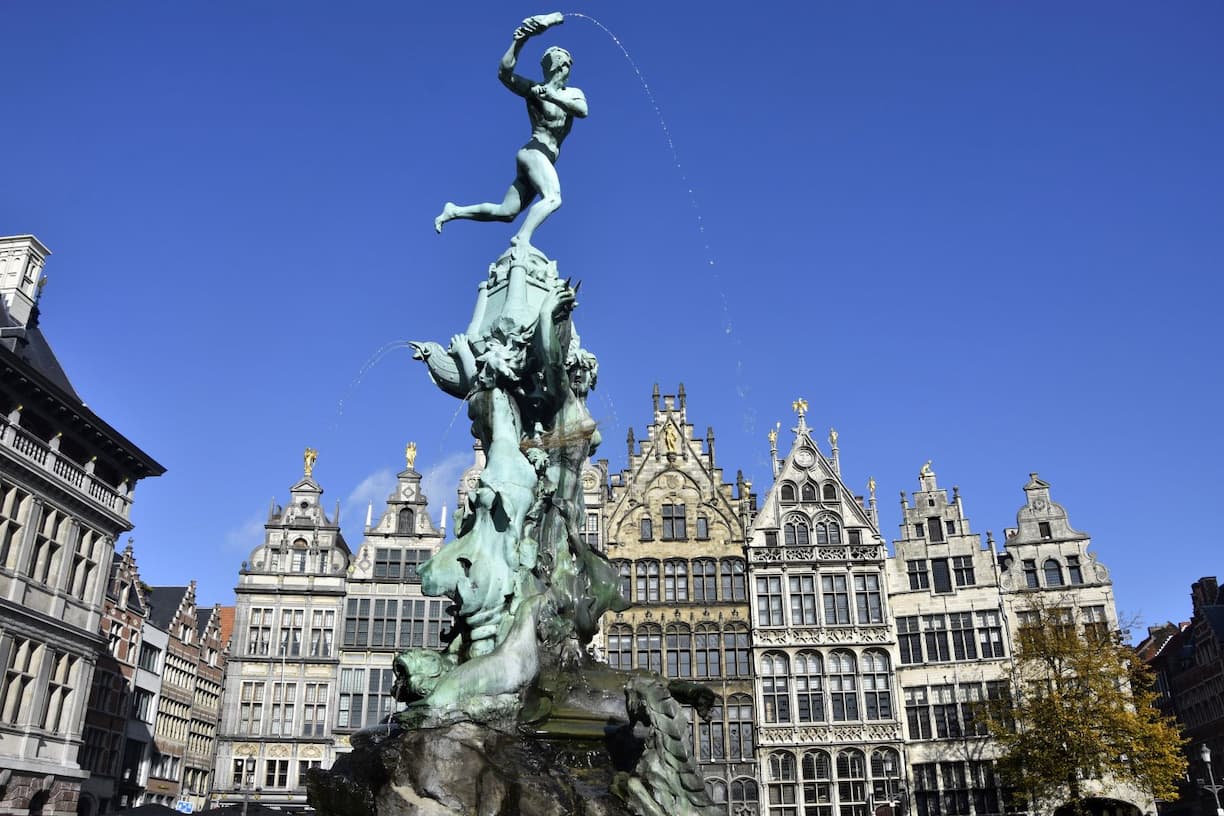 Belgique La Grand Place à Anvers et au fond les maisons des guildes