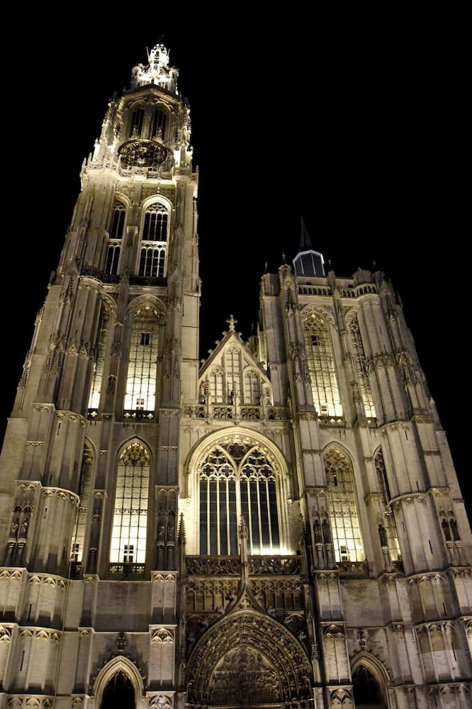 La cathédrale d'Anvers éclairée de nuit Belgique 