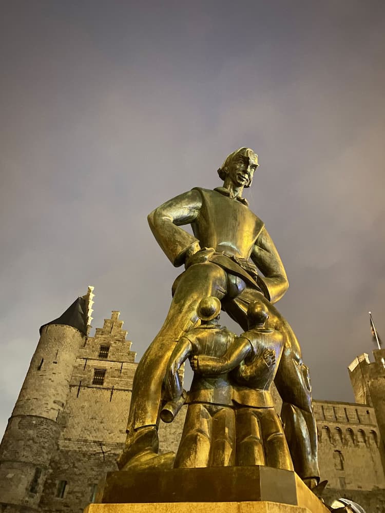 Belgique Anvers : château et sa statue de géant